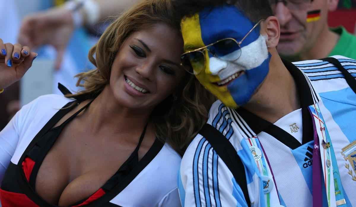 A torcedora alem levou a torcida  loucura no Maracan, aps tirar a blusa e ficar apenas de biquni na final da Copa do Mundo