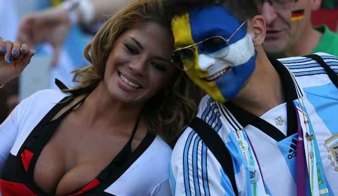 A torcedora alem levou a torcida  loucura no Maracan, aps tirar a blusa e ficar apenas de biquni na final da Copa do Mundo