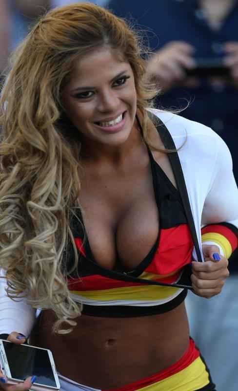 A torcedora alem levou a torcida  loucura no Maracan, aps tirar a blusa e ficar apenas de biquni na final da Copa do Mundo