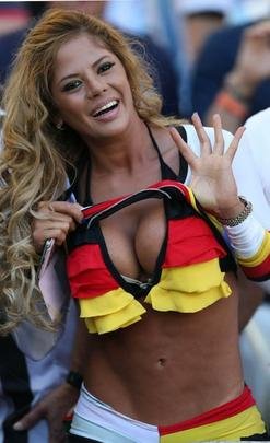A torcedora alem levou a torcida  loucura no Maracan, aps tirar a blusa e ficar apenas de biquni na final da Copa do Mundo