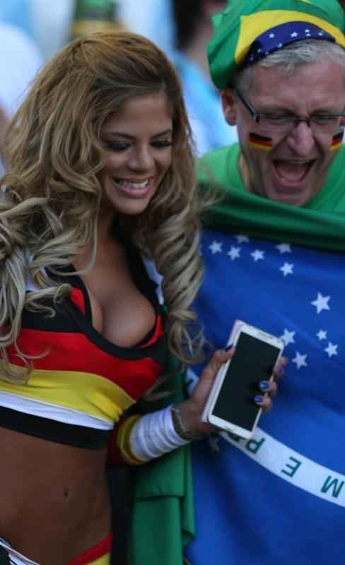 A torcedora alem levou a torcida  loucura no Maracan, aps tirar a blusa e ficar apenas de biquni na final da Copa do Mundo
