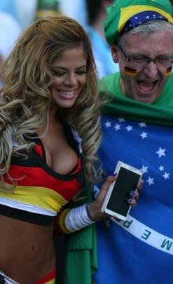 A torcedora alem levou a torcida  loucura no Maracan, aps tirar a blusa e ficar apenas de biquni na final da Copa do Mundo