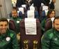 Conhea os guardies que protegeram a chama olmpica no voo para o Brasil