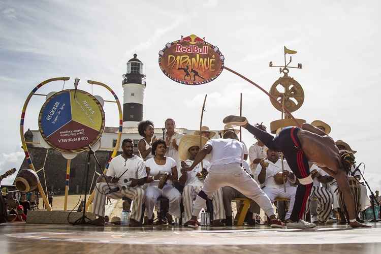 Capoeira movimento AU Red Bull Paranauê