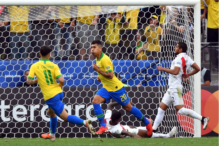 Copa América: Por que Cueva jogou com uma carta dentro da meia em