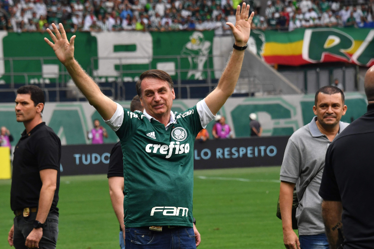 Bolsonaro cobra autoridades sobre volta gradual do futebol brasileiro